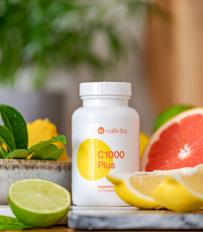 C 1000 Plus CaliVita – opakowanie 100 tabletek wśród cytrusów