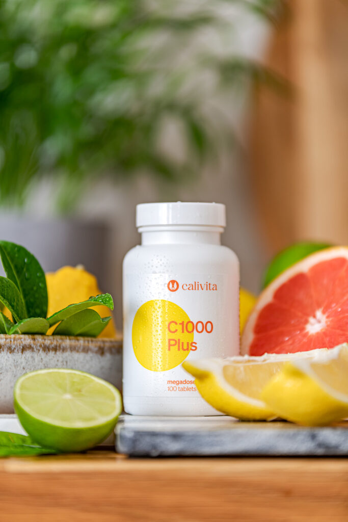 C 1000 Plus CaliVita – opakowanie 100 tabletek wśród cytrusów