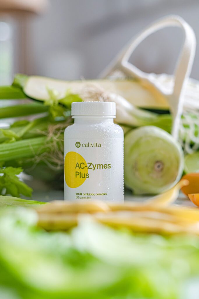 AC-Zymes Plus CaliVita – opakowanie 60 kapsułek wśród świeżych warzyw