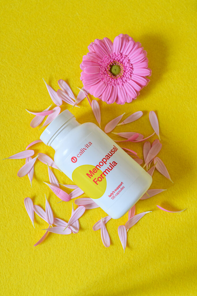 Menopausal Formula CaliVita – opakowanie 135 kapsułek i kwiat gerbery