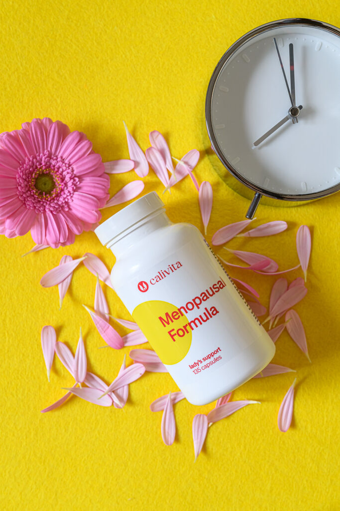 Menopausal Formula CaliVita – opakowanie, gerbera i zegar