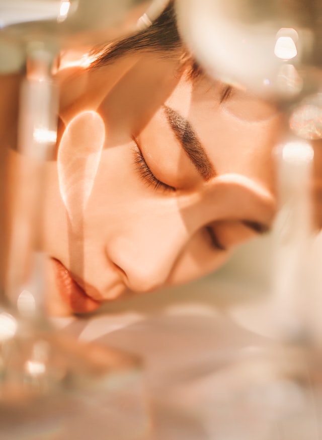 Nawilzona i wygladzona skora po zastosowaniu balsamu Hand & Body Lotion CaliVita