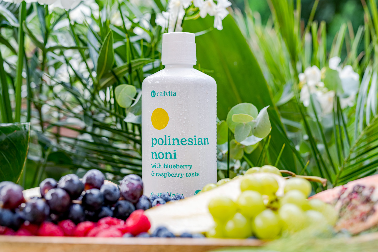 Polinesian Noni CaliVita – sok noni o smaku borówkowo-malinowym wśród owoców