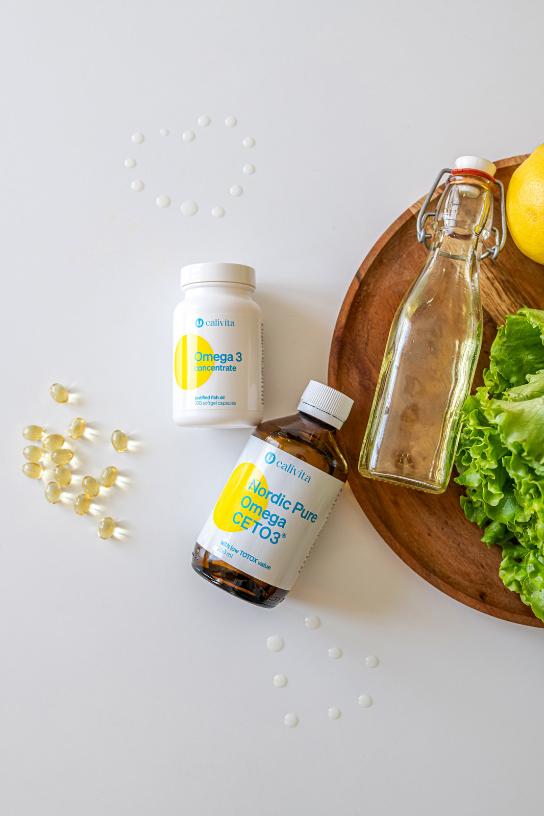 Nordic Pure Omega CETO3 w płynie obok kapsułek Omega 3 concentrate CaliVita