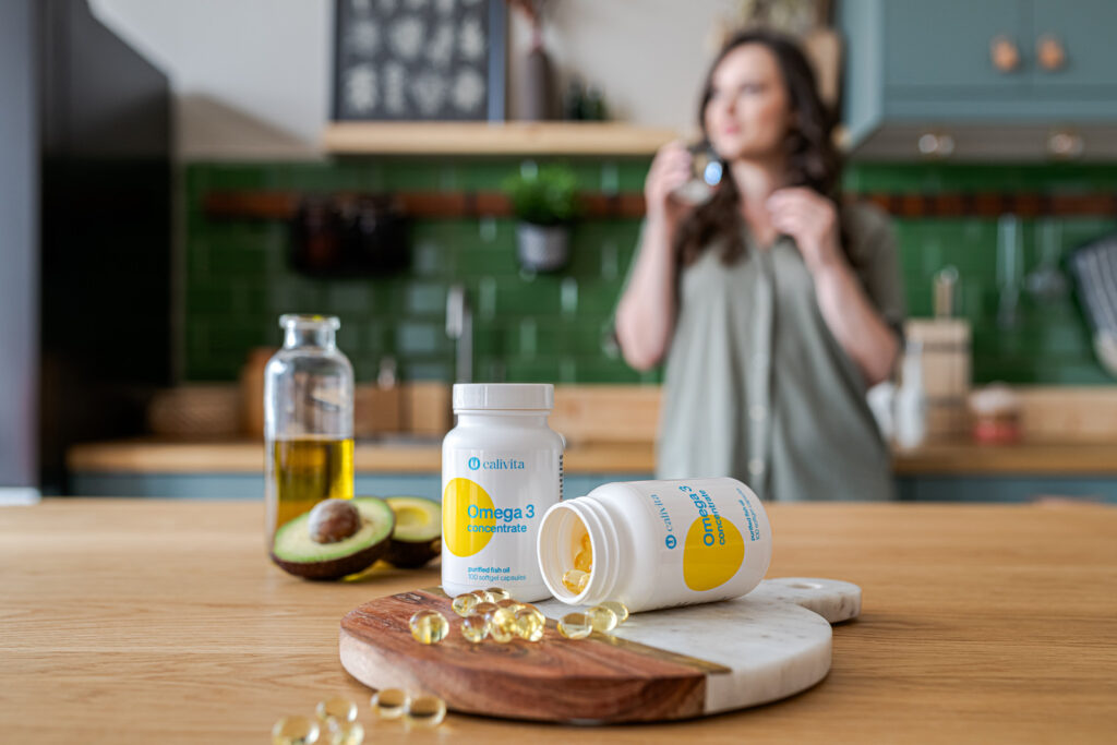Dwa opakowania Omega 3 Concentrate CaliVita na kuchennym blacie
