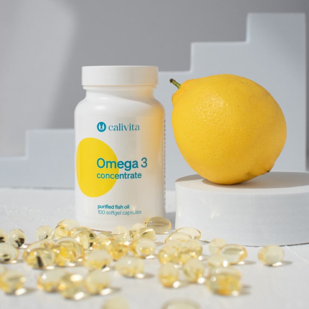 Omega 3 Concentrate CaliVita — opakowanie 100 kapsułek żelowych obok cytryny